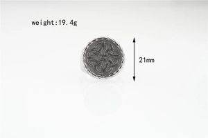 Vue détaillée d'une bague chevalière vintage en acier titane avec motifs celtiques