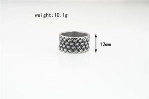 Gros plan sur une bague tressée vintage industrielle avec texture maillée en argent