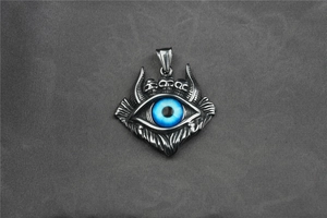 Détail du pendentif gothique œil du diable avec globe bleu, crânes et cornes en acier