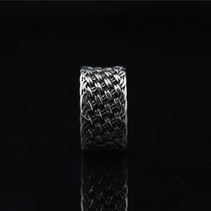 Bague vintage tressée en argent oxydé avec des détails de texture maille complexe