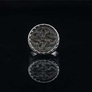 Bague vintage en acier inoxydable avec motif noeud celtique sur fond de miroir noir