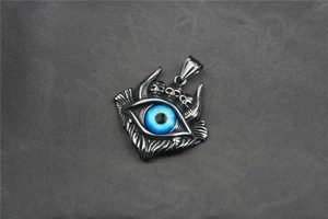 Détail du pendentif œil de démon punk rétro avec crânes en acier titane argenté