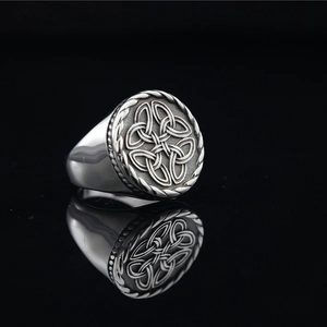 Bague vintage en acier titane pour hommes avec nœud celtique et finition polie brillante