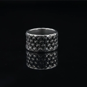Bague tressée vintage en argent avec texture gravée sur surface réfléchissante noire