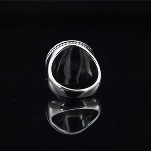 Bague punk vintage en acier titane avec bordure tressée et surface intérieure polie