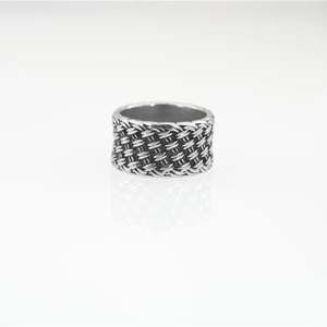 Bague large vintage en argent oxydé avec texture en maille tissée et style punk industriel