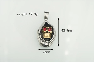 Détail du pendentif crâne viking gothique avec yeux en gemmes rouges et fini oxydé