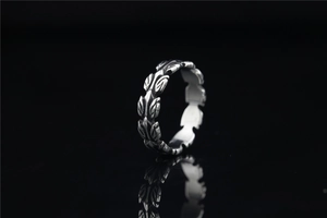 Gros plan du motif en relief d'épi de blé punk vintage sur l'anneau en acier inox