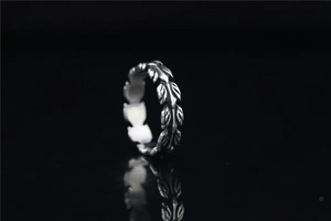 Vue macro d'une bague en acier titane vintage avec texture de blé et finition vieillie