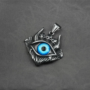 Pendentif œil du diable style punk gothique en acier argenté vieilli et tête de mort