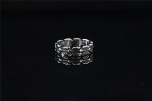 Détail de la texture en épi de blé sur une bague vintage en acier titane de style punk