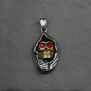 Pendentif faucheuse gothique viking avec accents dorés et yeux en cristal rouge