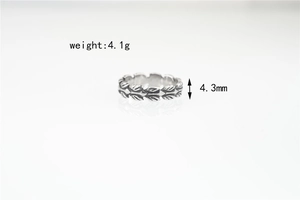 Détail du motif d'épi de blé sur bague punk en acier inoxydable avec largeur de 4,3 mm