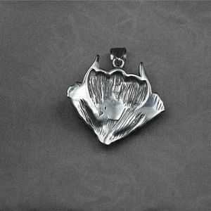 Pendentif œil du diable vintage en acier inoxydable avec design esthétique punk texturé