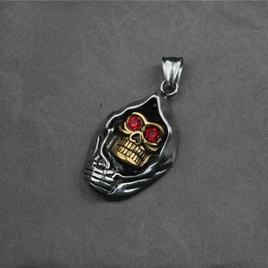 Pendentif crâne viking gothique avec yeux en pierres rouges et accents dorés de la faucheuse