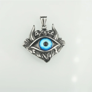 Pendentif œil du diable gothique avec cœur bleu et crânes sur chaîne en acier inoxydable