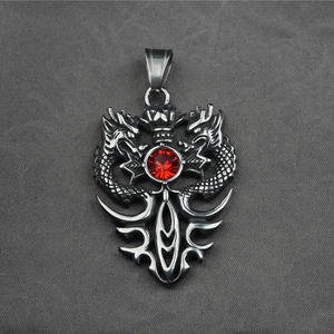 Pendente doppio drago d'argento stile hip-hop con cristallo rosso su fondo grigio