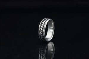Nahaufnahme der Punk-Reifenprofil-Textur und Vintage-Silber-Finish auf dem Edelstahlring