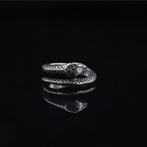 Retro punk snake ring in vintage silver finish with 3D scales on a black mirror surface