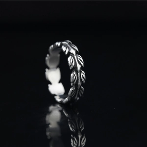 Bague punk vintage motif épis de blé en acier titane avec finition oxydée sur fond noir