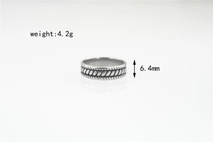 Makro-Detail des Edelstahl-Rings mit Reifenmuster, zeigt 4.2g Gewicht und 6.4mm Breite