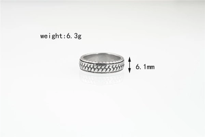 Detailansicht eines Ringes mit Reifenprofilmuster, 6,1 mm Breite und 6,3 g Gewicht