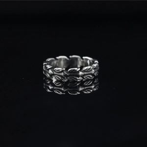 Bague punk rétro en acier titane avec texture d'épi de blé sur fond miroir noir