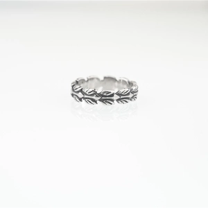 Bague punk rétro en acier titane avec motif de feuilles de laurier et fini argent