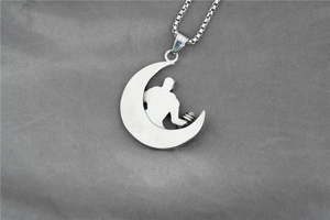 Detailaufnahme des Wikinger Mond-Anhängers mit Bodybuilder und Hantel an der Edelstahlkette