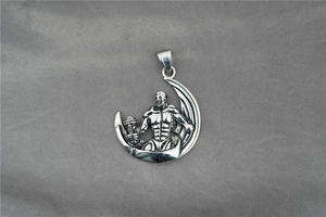 Nahaufnahme von Vintage Silber Mond Muskelmann Anhänger mit Hantel auf grauem Grund