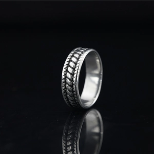 Herren Punk-Ring aus Edelstahl mit Reifenmuster und industriellem Textur-Design