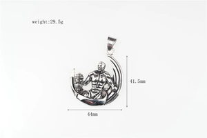 Detaillierte Ansicht des Wikinger-Mond-Anhängers mit Maßen 44mm x 41.5mm und 29.5g Gewicht