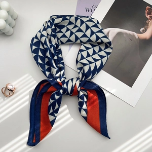 Foulard geometrico blu navy e bianco con bordo arancione e finitura effetto seta
