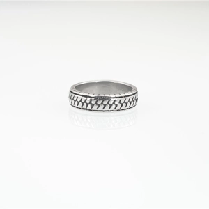 Vintage-Ring aus Edelstahl für Herren mit Reifenprofilmuster und Antik-Silber-Finish