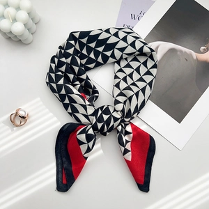 Dettaglio del foulard in seta con lettera H rossa e nera e motivi geometrici chic