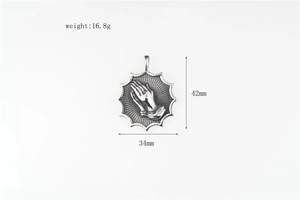 Détail du pendentif mains en prière avec dimensions de 42mm sur 34mm et poids 16,8g