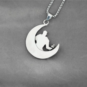 Silberne Mondsichel-Halskette mit Gewichtheber-Silhouette an einer robusten Box-Kette