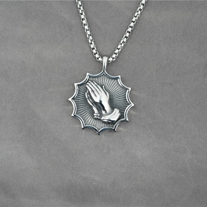 Collier Pendentif Mains en Prière en Acier Titane Vintage pour Hommes Femmes Bijoux Religieux Rétro en Acier Inoxydable