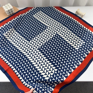 Elegante foulard in seta con motivo geometrico a H in rosso, blu e bianco da donna