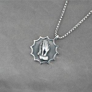 Collier rétro en acier inoxydable avec pendentif mains en prière et chaîne box chic