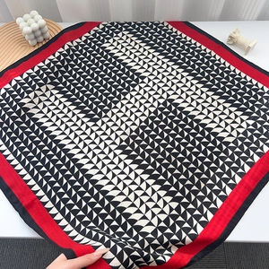Elegante foulard quadrato rosso e nero con lettere H e motivo geometrico in seta pregiata