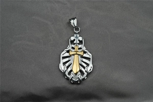 Dettaglio del ciondolo a croce gotica vintage con spada dorata e design a scheletro d'argento