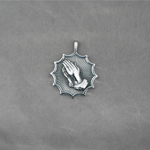 Collier rétro en acier inoxydable avec pendentif mains en prière sur relief étoilé
