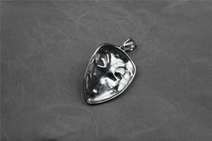 Makroaufnahme von Punk-Joker-Maskenanhänger mit Vintage-Finish aus Edelstahl für Herren