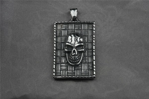 Macro d'un pendentif tête de mort vintage avec texture tissée et bordure tressée