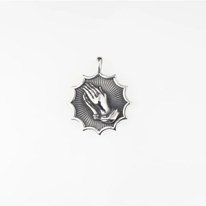 Pendentif rétro mains en prière en acier inoxydable avec bord denté et motif de rayons