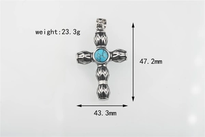 Vue détaillée du pendentif croix vintage en acier avec turquoise et dimensions