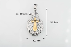 Dettaglio del ciondolo a croce con dimensioni di 51,8 mm di altezza e 30,8 mm di larghezza