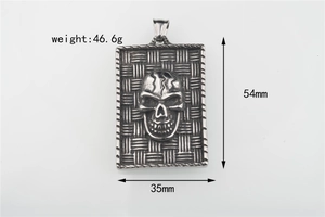 Détail du pendentif crâne carré en acier titane avec texture tressée et poids 46,6g