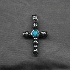 Pendentif croix en acier vintage avec motif floral en relief et pierre turquoise